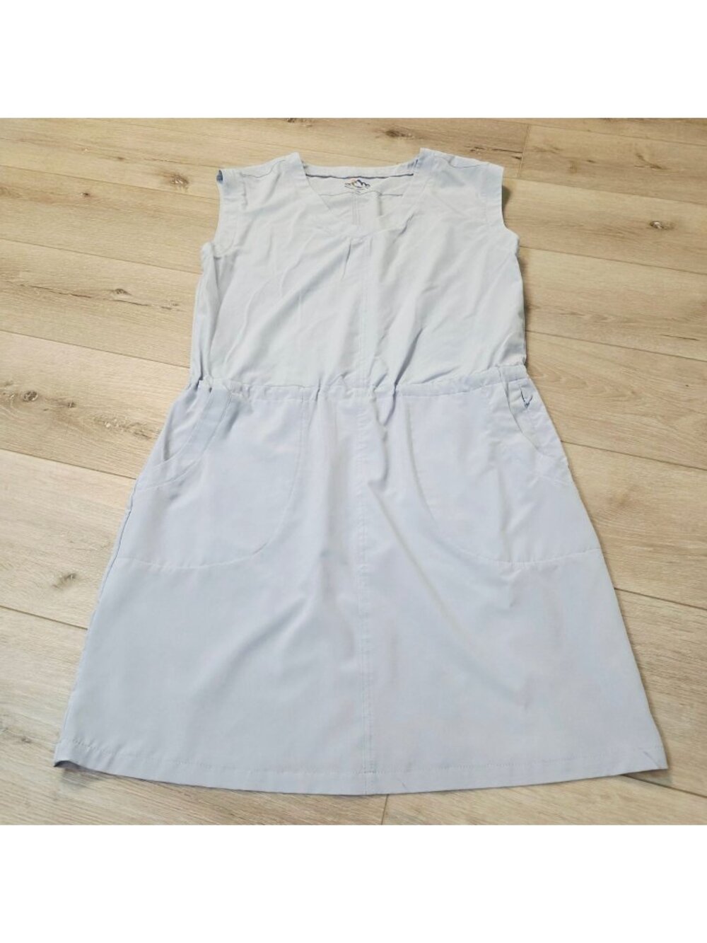 Mountain Isles Sun Haven V-Neck Outdoor Sporty Minimalist Athleisure Dress Sz M